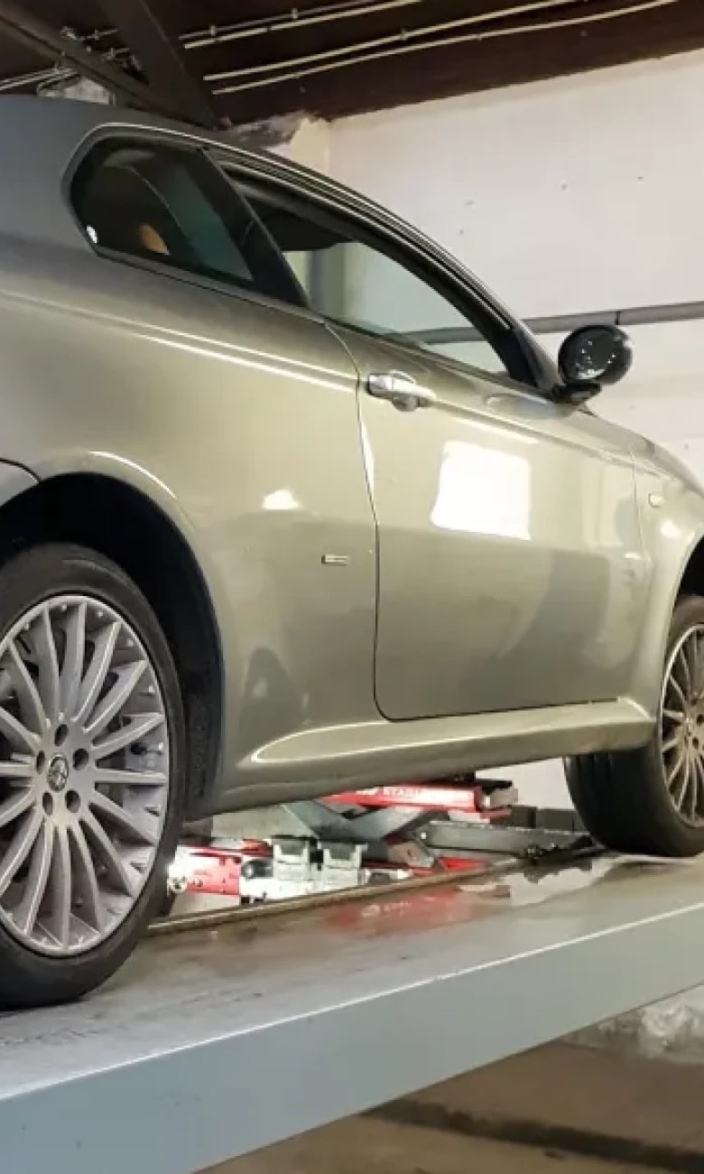 Een Alfa Romeo op de brug in de werkplaats