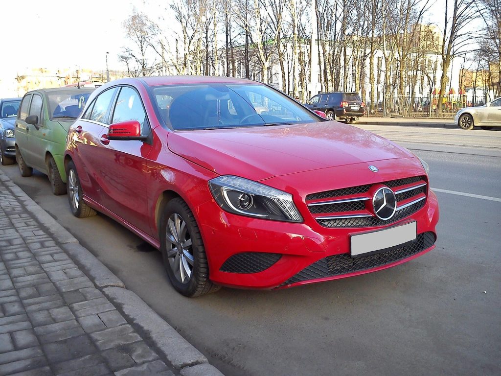 Mercedes-Benz A-Klasse in rood, schuin van voren gezien