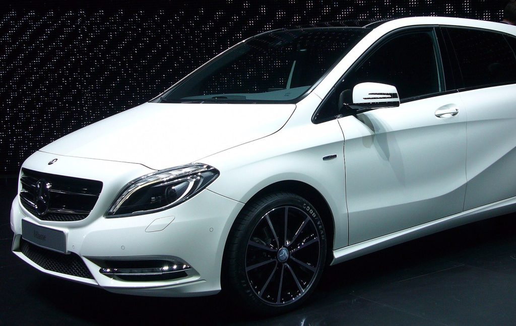 Mercedes-Benz B-Klasse in wit, schuin van voren gezien