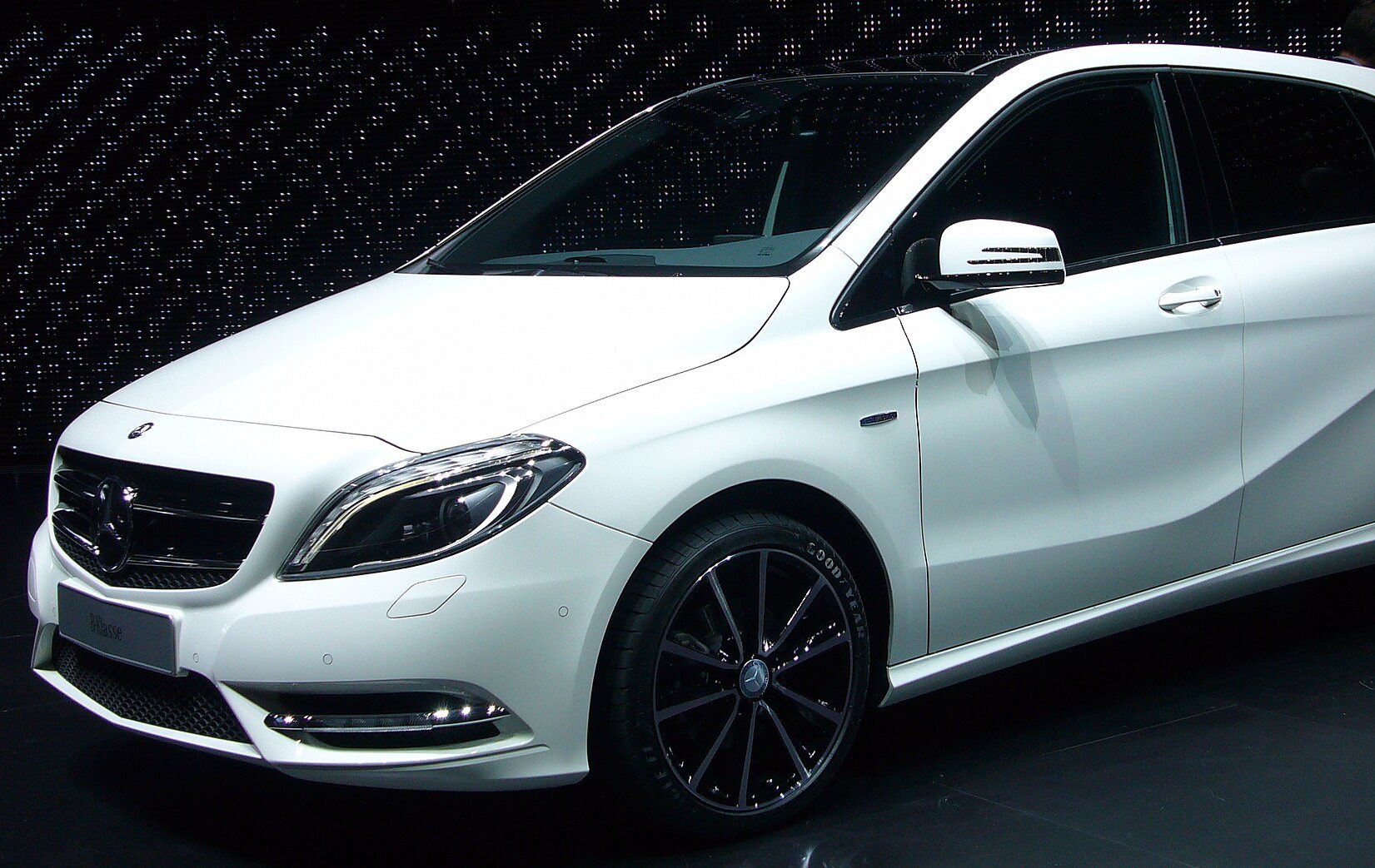 Mercedes-Benz B-Klasse in wit, schuin van voren gezien