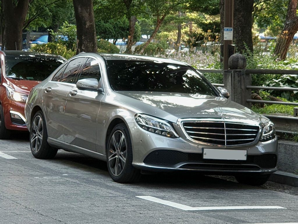 Mercedes-Benz C-Klasse in zilver, schuin van voren gezien