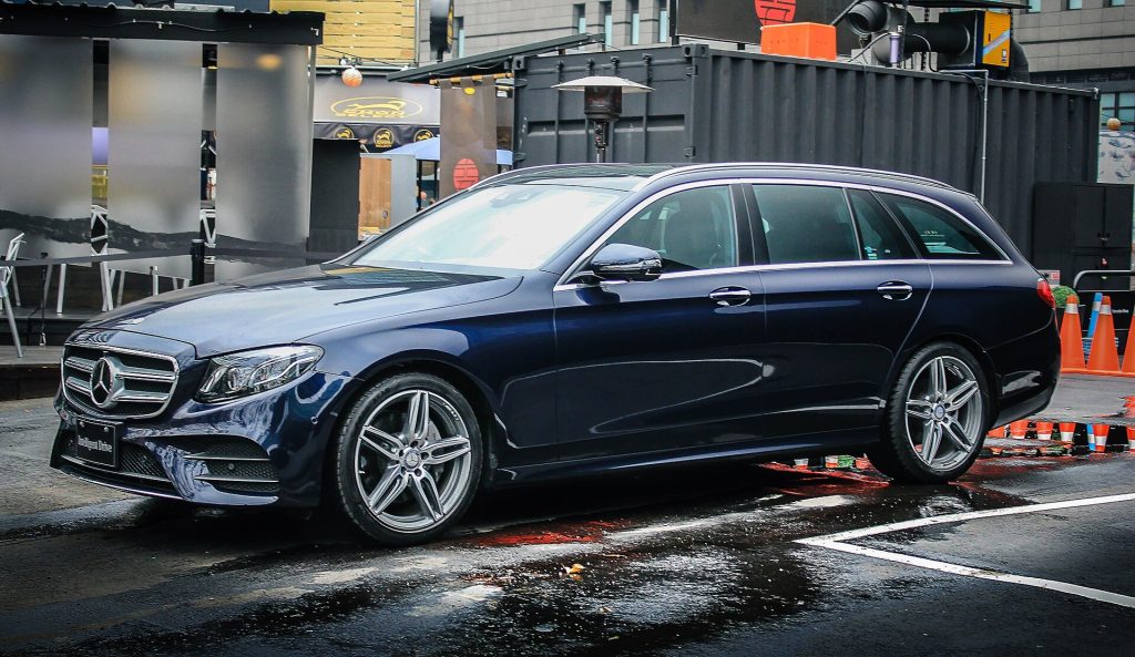Mercedes-Benz E-Klasse Estate in donkerblauw, schuin van voren gezien