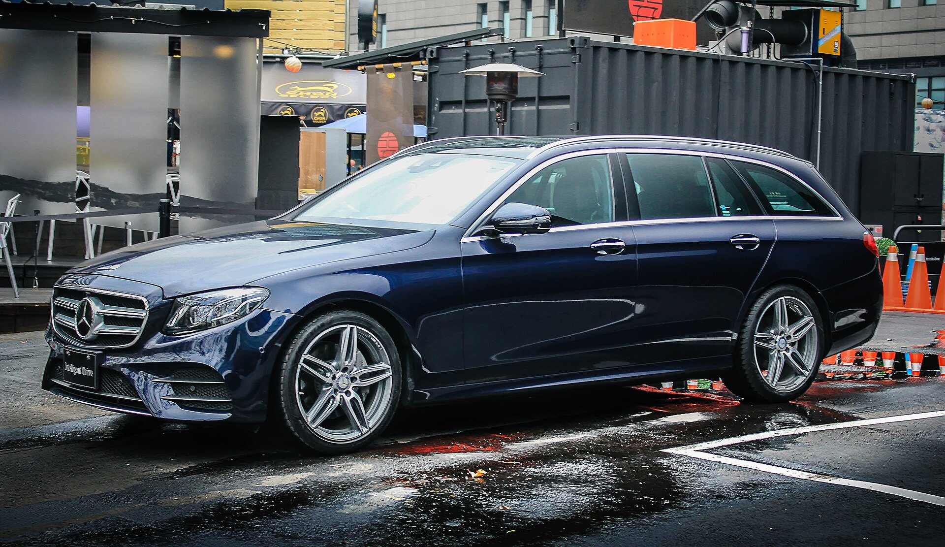 Mercedes-Benz E-Klasse Estate in donkerblauw, schuin van voren gezien