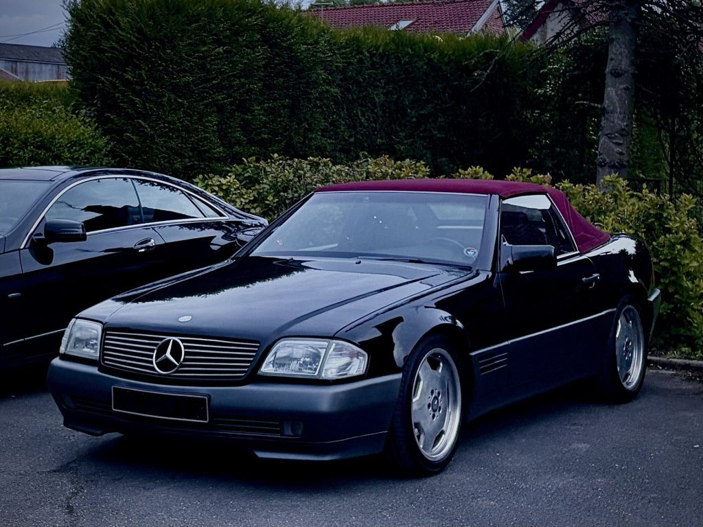 Mercedes-Benz SL (R129) in zwart met bordeauxrode kap