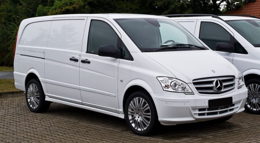 Mercedes-Benz Vito bestelwagen in wit, schuin van voren gezien