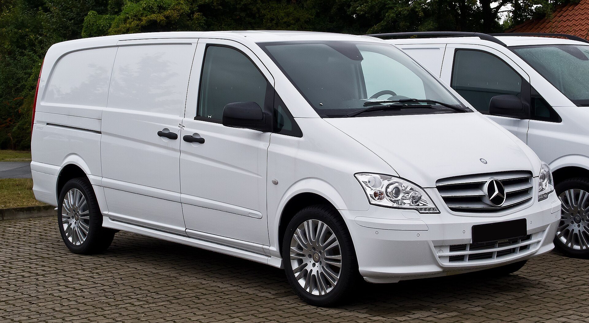 Mercedes-Benz Vito bestelwagen in wit, schuin van voren gezien